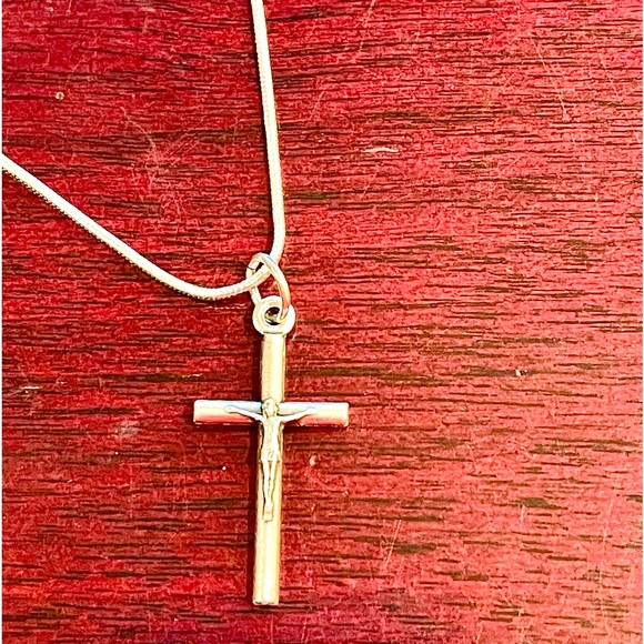 Sterling plated 18” chain with a crucifix and a St Francis medal. - Picture 5 of 10